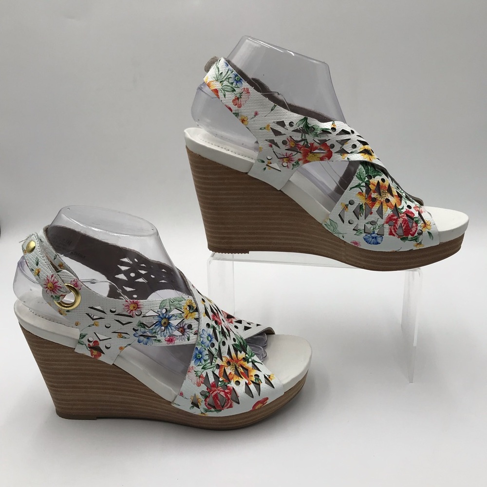 BN Me Too White Floral Wedge Sandals